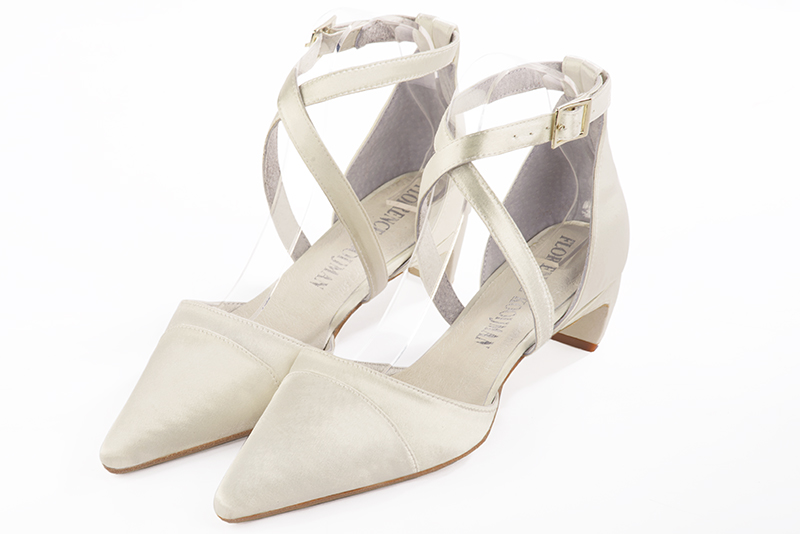 Off white women's open side shoes, with crossed straps. Pointed toe. Low comma heels. Front view - Florence KOOIJMAN
